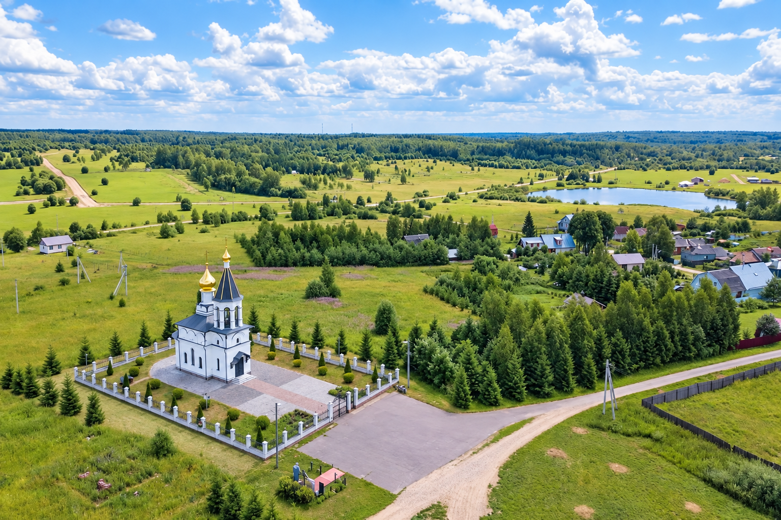 Панорама с храмом слева и озером справа